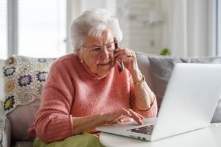 Důchodkyně z Přerova přišla o 455 tisíc korun. Věřila, že investuje s Karlem Janečkem